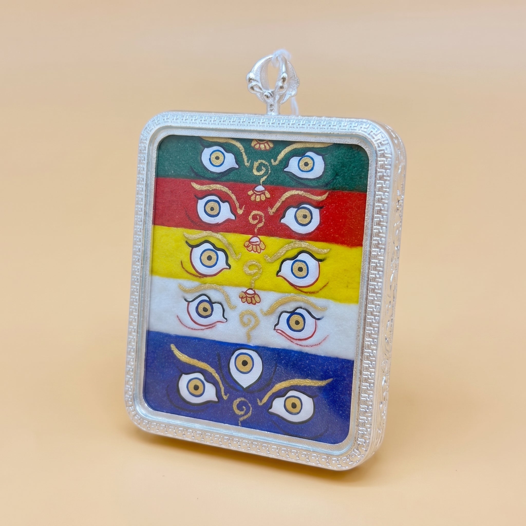 五路財神法眼方形手繪描金佛牌銀色款斜角展示圖，展示五層彩色法眼圖案、銀色外框及佛牌厚度。