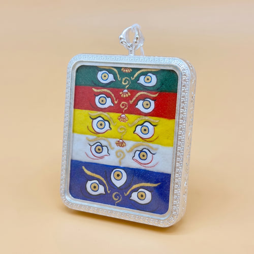 五路財神法眼方形手繪描金佛牌銀色款斜角展示圖，展示五層彩色法眼圖案、銀色外框及佛牌厚度。