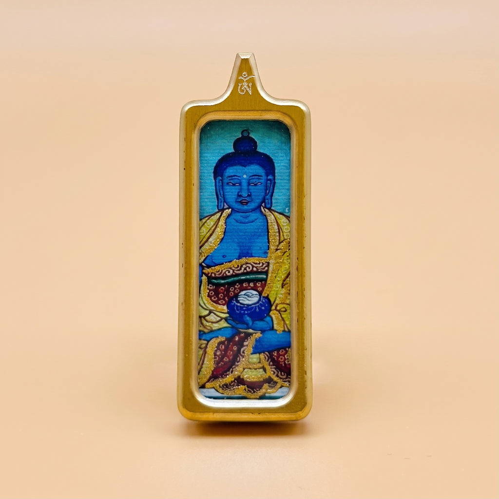 藥師佛長方形手繪描金佛牌正面圖，藍色藥師佛法相配金色外框，適合健康祈願與平安護身。