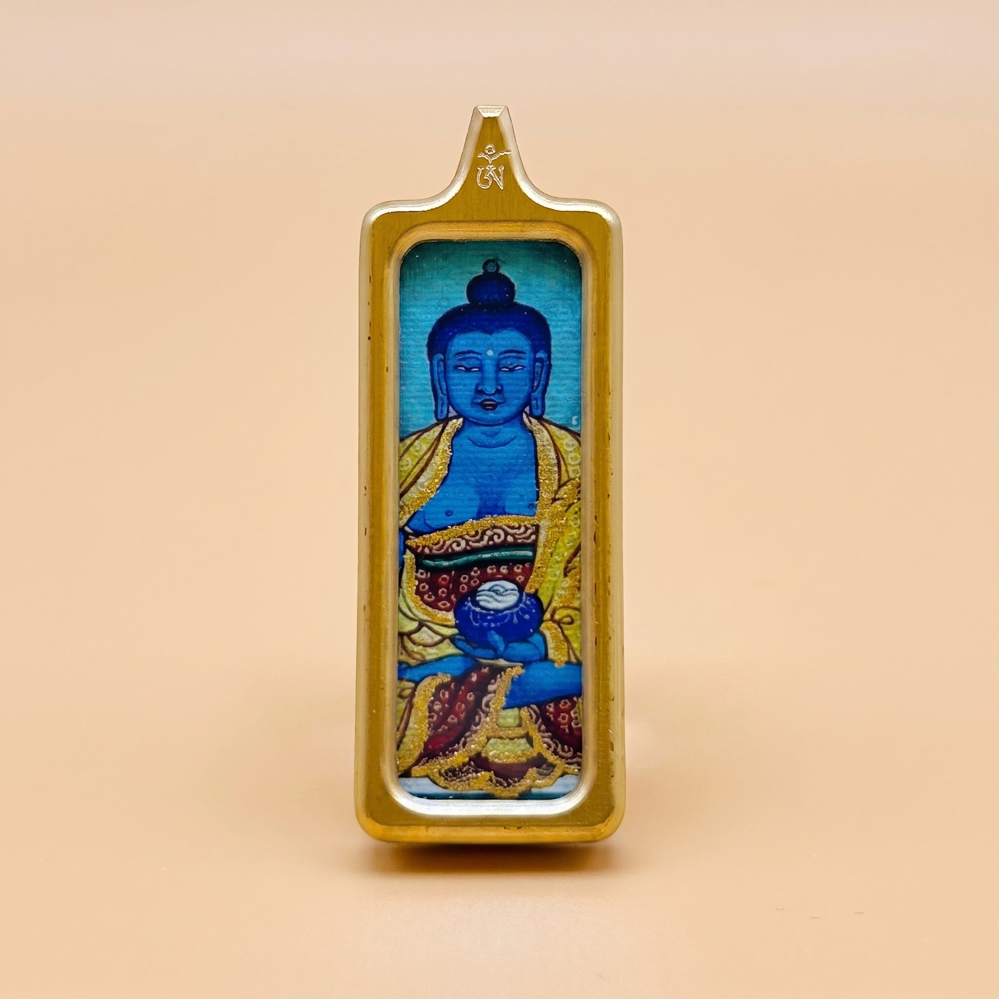 藥師佛長方形手繪描金佛牌正面圖，藍色藥師佛法相配金色外框，適合健康祈願與平安護身。