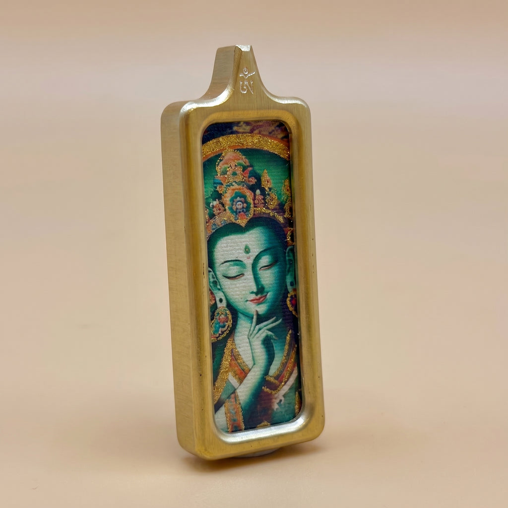 綠度母長方形手繪描金佛牌斜角展示圖，正面綠度母法相清晰可見，金色外框與厚度細節突出，淺蜜桃米色背景