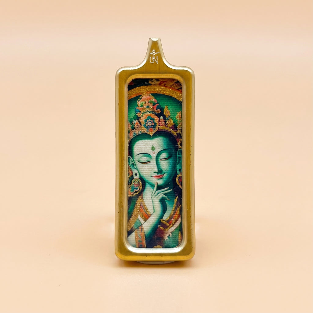 綠度母長方形手繪描金佛牌正面主圖，綠度母法相手繪細節清晰，金色長方形外框，淺蜜桃米色背景。