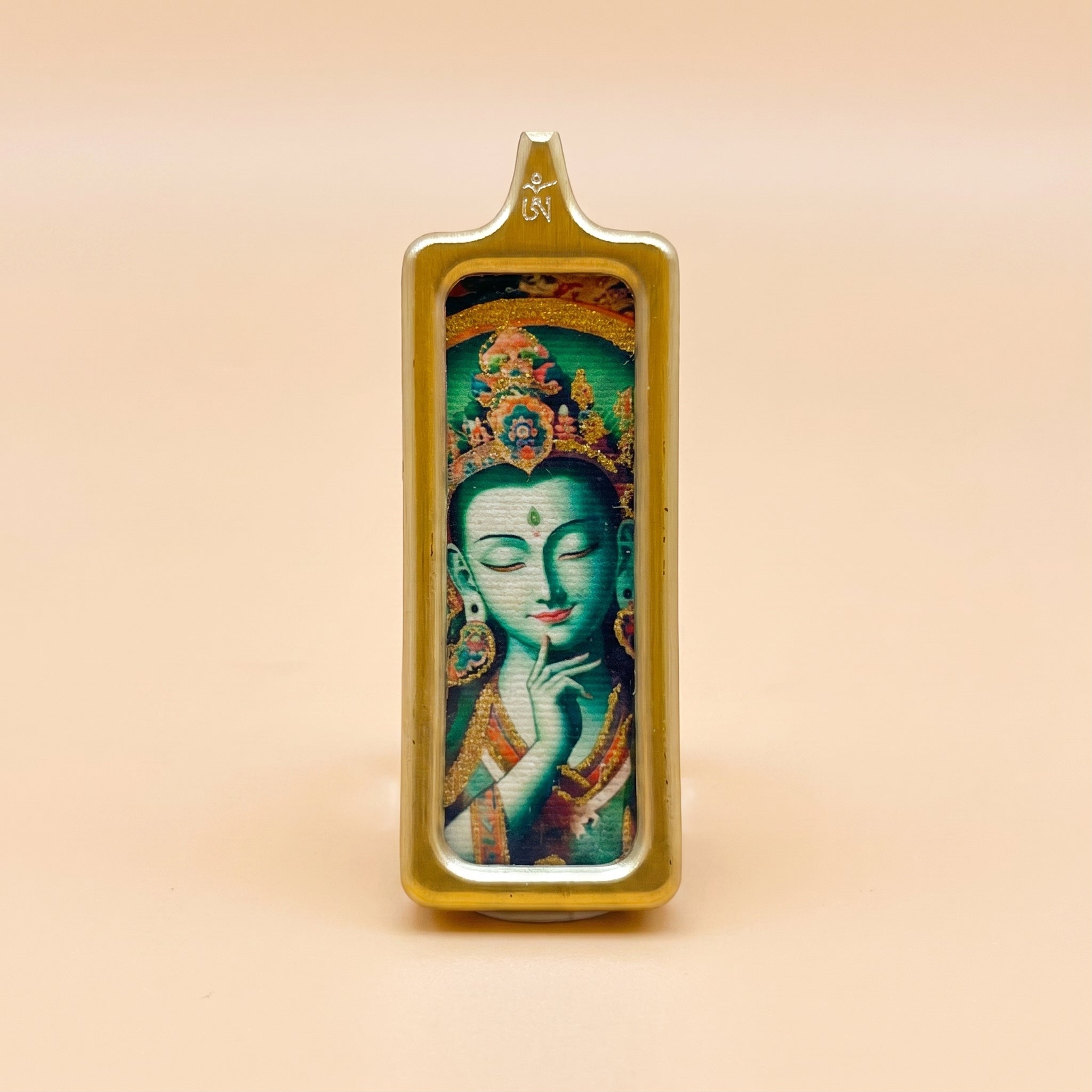 綠度母長方形手繪描金佛牌正面主圖，綠度母法相手繪細節清晰，金色長方形外框，淺蜜桃米色背景。
