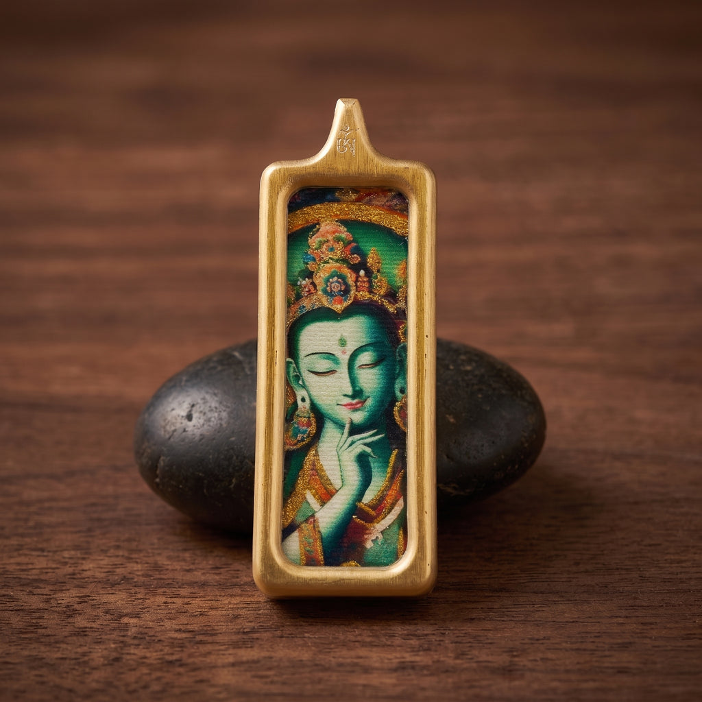 綠度母長方形手繪描金佛牌情境展示圖，佛牌直立放於木桌與黑石旁，呈現靜雅禪意氛圍。