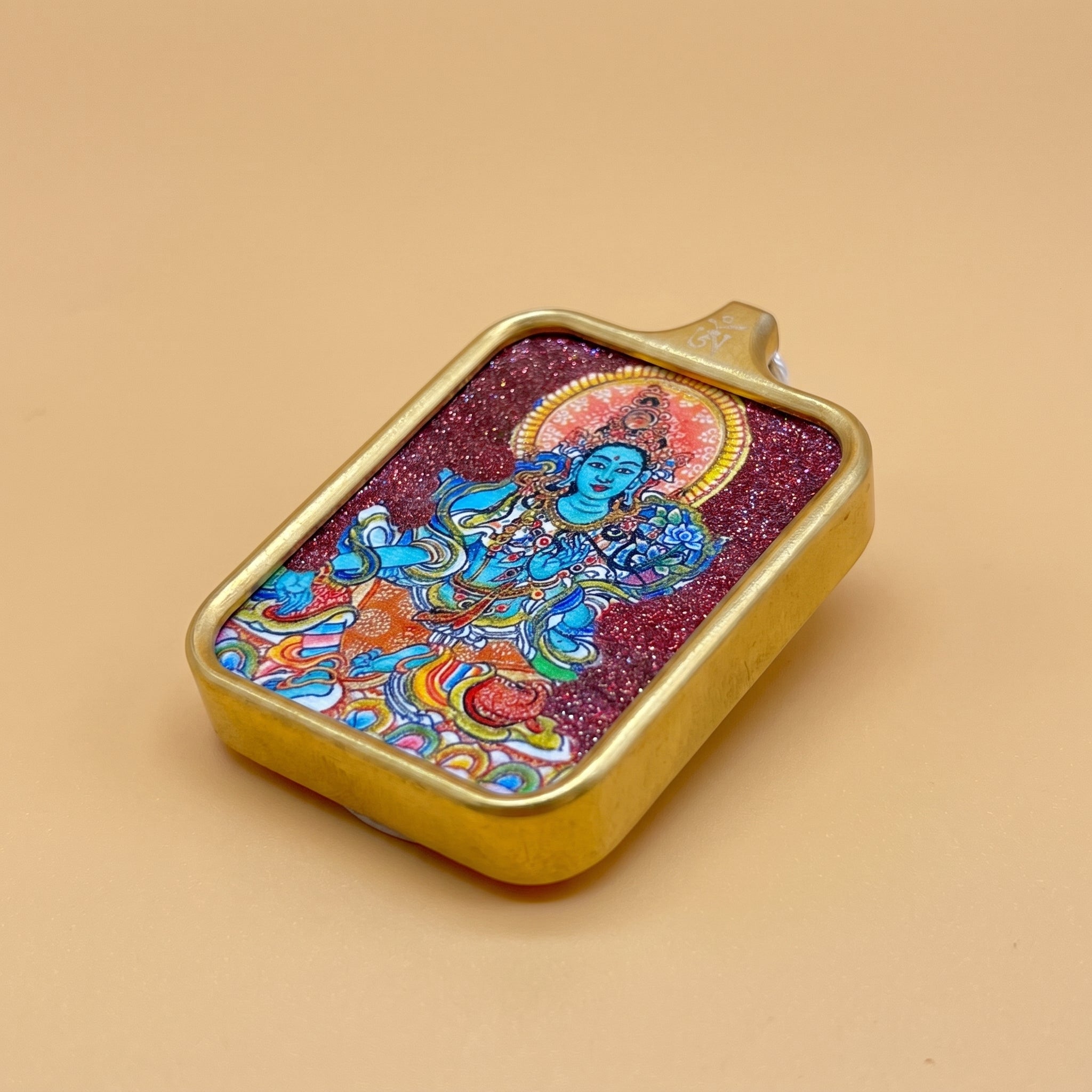 綠度母手繪朱砂描金佛牌斜角展示圖，呈現佛牌厚度、金色金屬框、朱砂紅底與綠度母彩繪細節