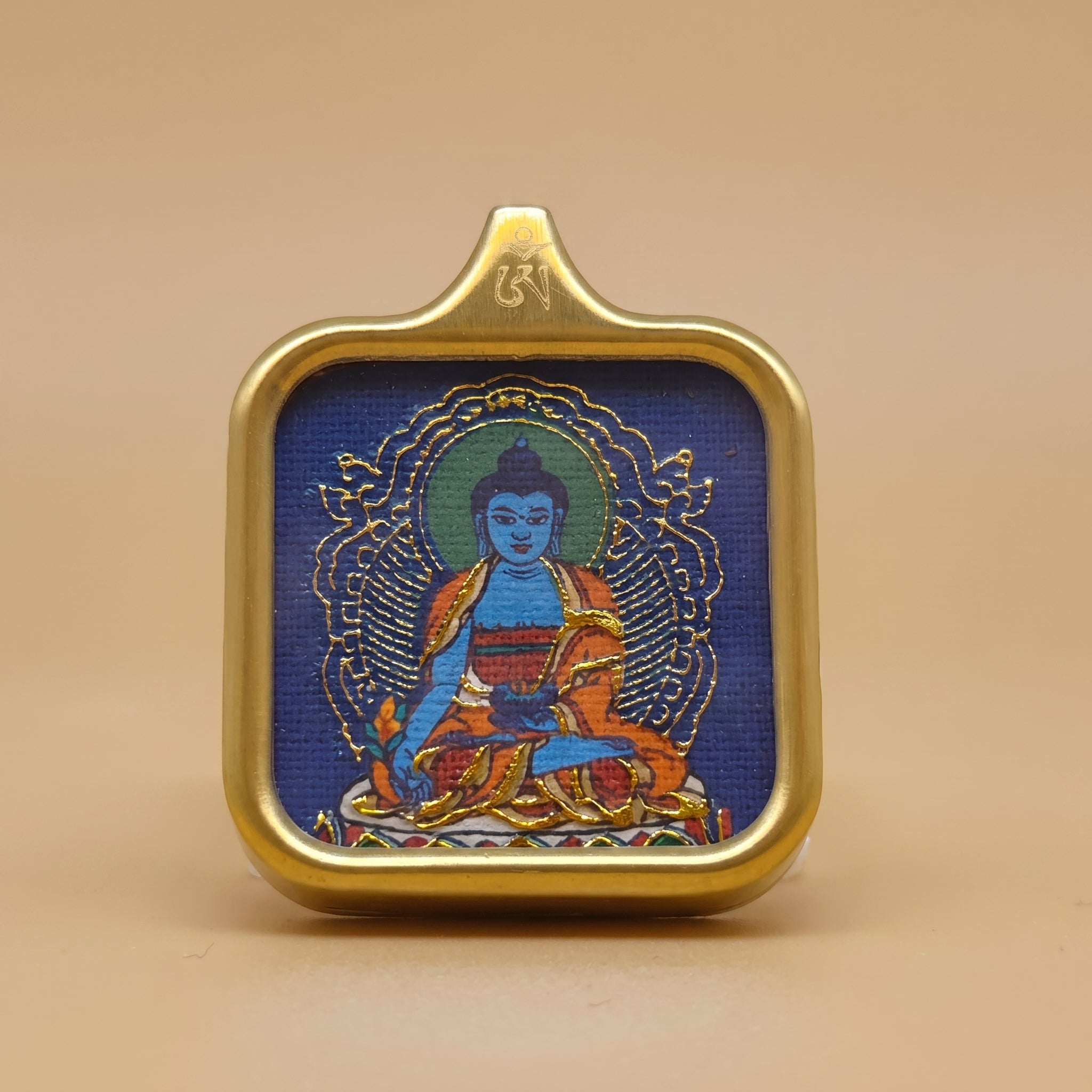 藥師佛手繪描金佛牌正面圖，展示藍色藥師佛佛相、金色描線、金色外框及坐像細節