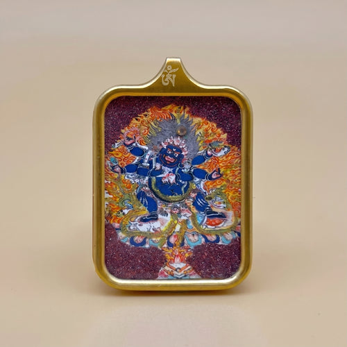 六臂大黑天手繪朱砂描金佛牌正面圖，展示金色佛牌框、朱砂紅底、六臂大黑天護法法相及描金細節