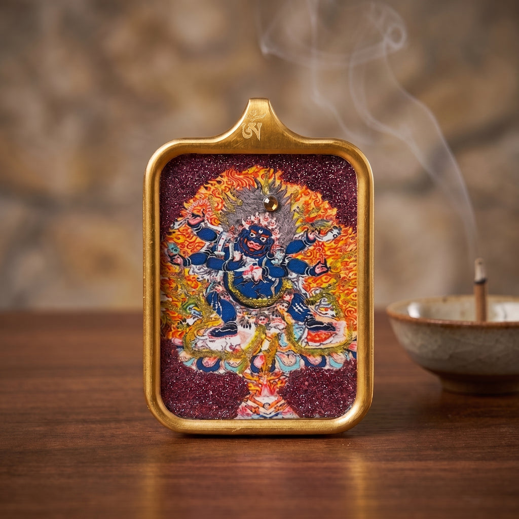 六臂大黑天手繪朱砂描金佛牌情境圖，佛牌置於木質佛桌場景中，呈現護身避邪、朱砂鎮煞與招財除障氛圍