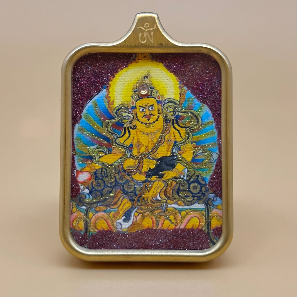 六字真言圓形手繪描金佛牌正面圖，展示金色圓形佛牌框、黑色咒輪底、六字大明咒藏文圖案及描金細節