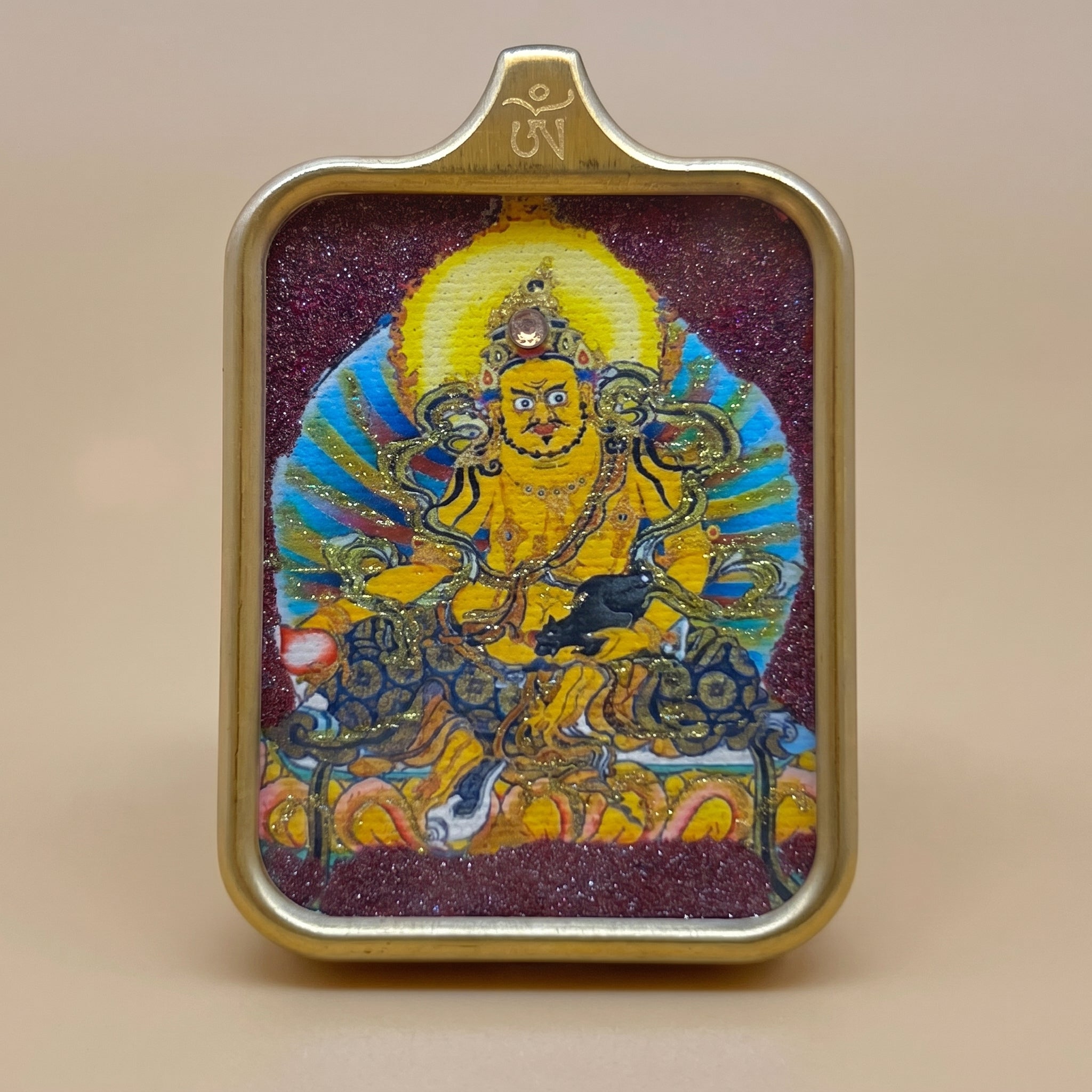 六字真言圓形手繪描金佛牌正面圖，展示金色圓形佛牌框、黑色咒輪底、六字大明咒藏文圖案及描金細節