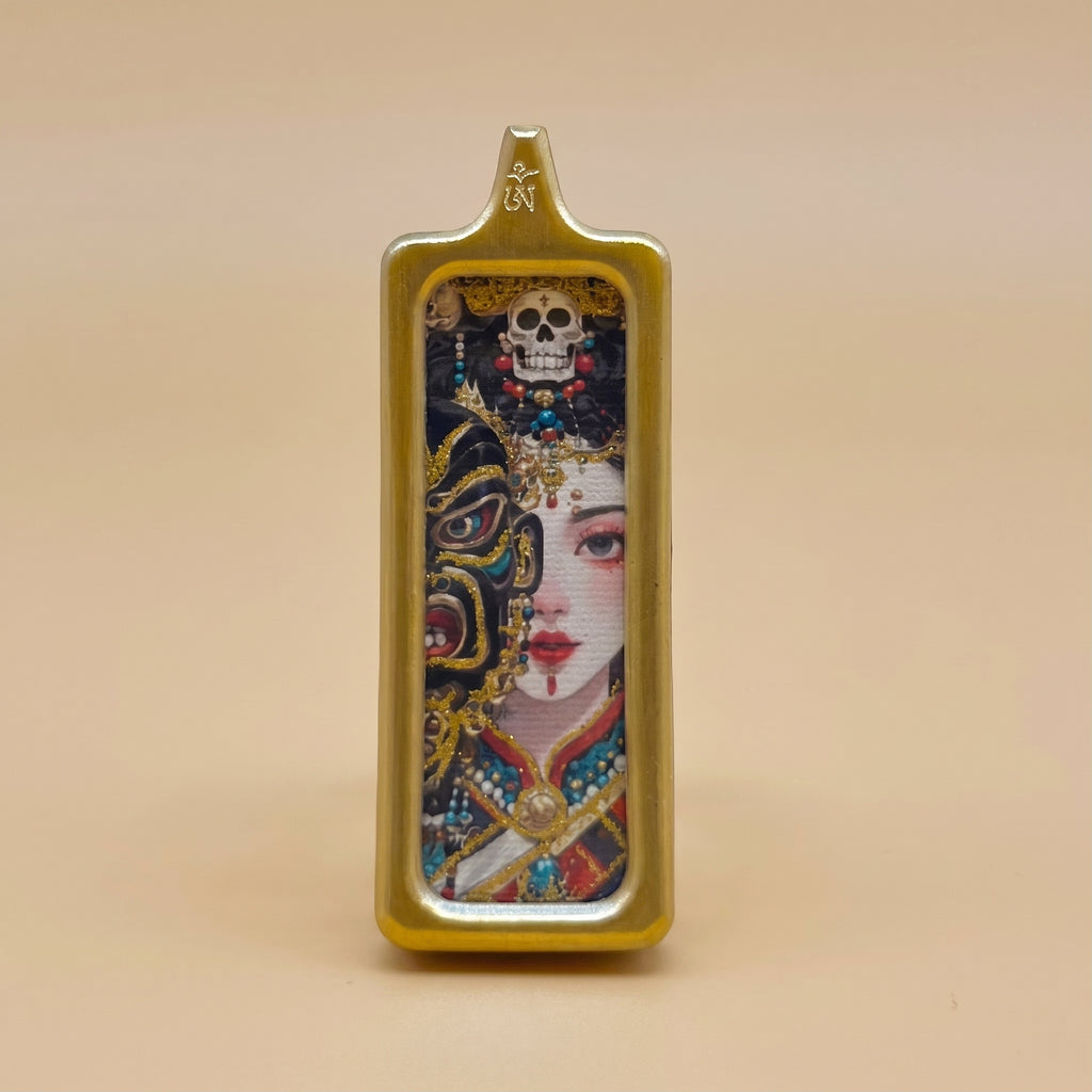 扎基拉姆前世今生長方形手繪描金佛牌正面圖，展示半忿怒尊半女尊圖像、金色外框、頂部藏文符號及手繪描金細節