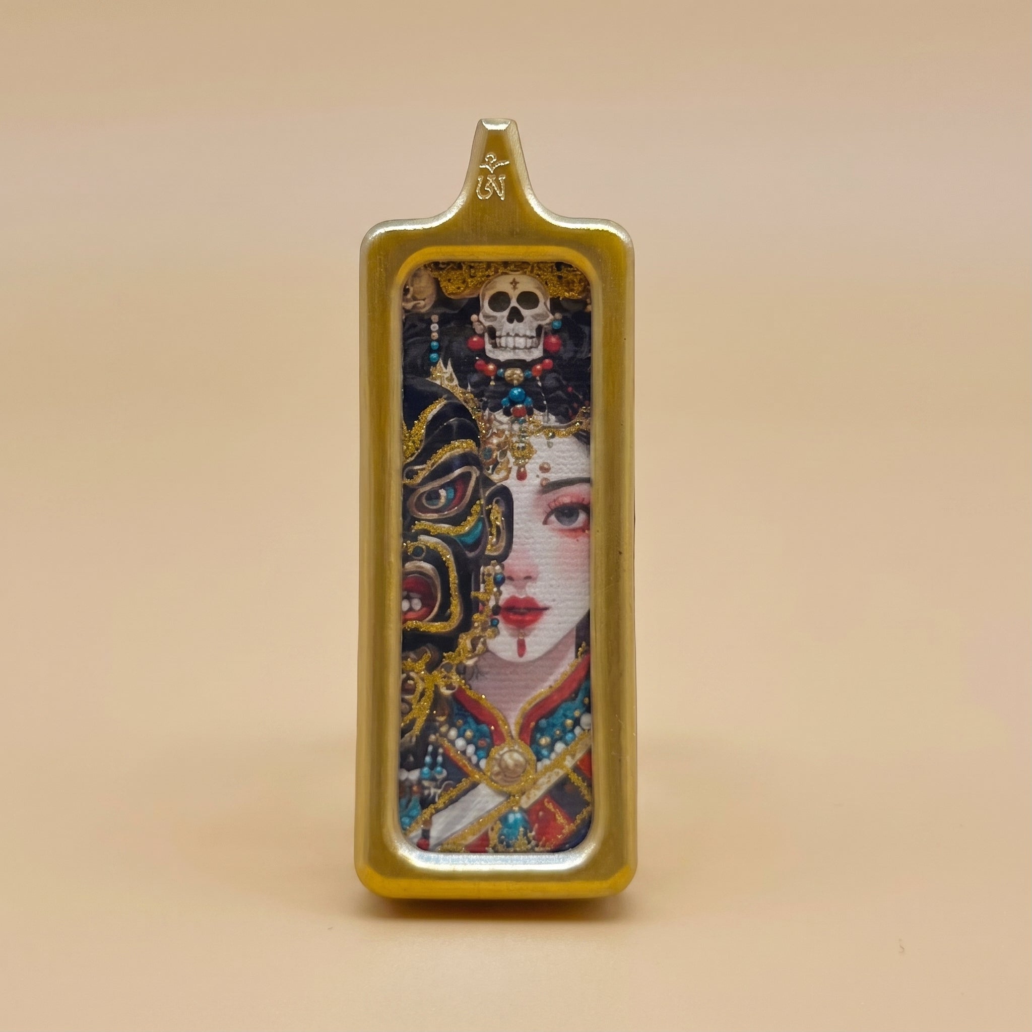 扎基拉姆前世今生長方形手繪描金佛牌正面圖，展示半忿怒尊半女尊圖像、金色外框、頂部藏文符號及手繪描金細節
